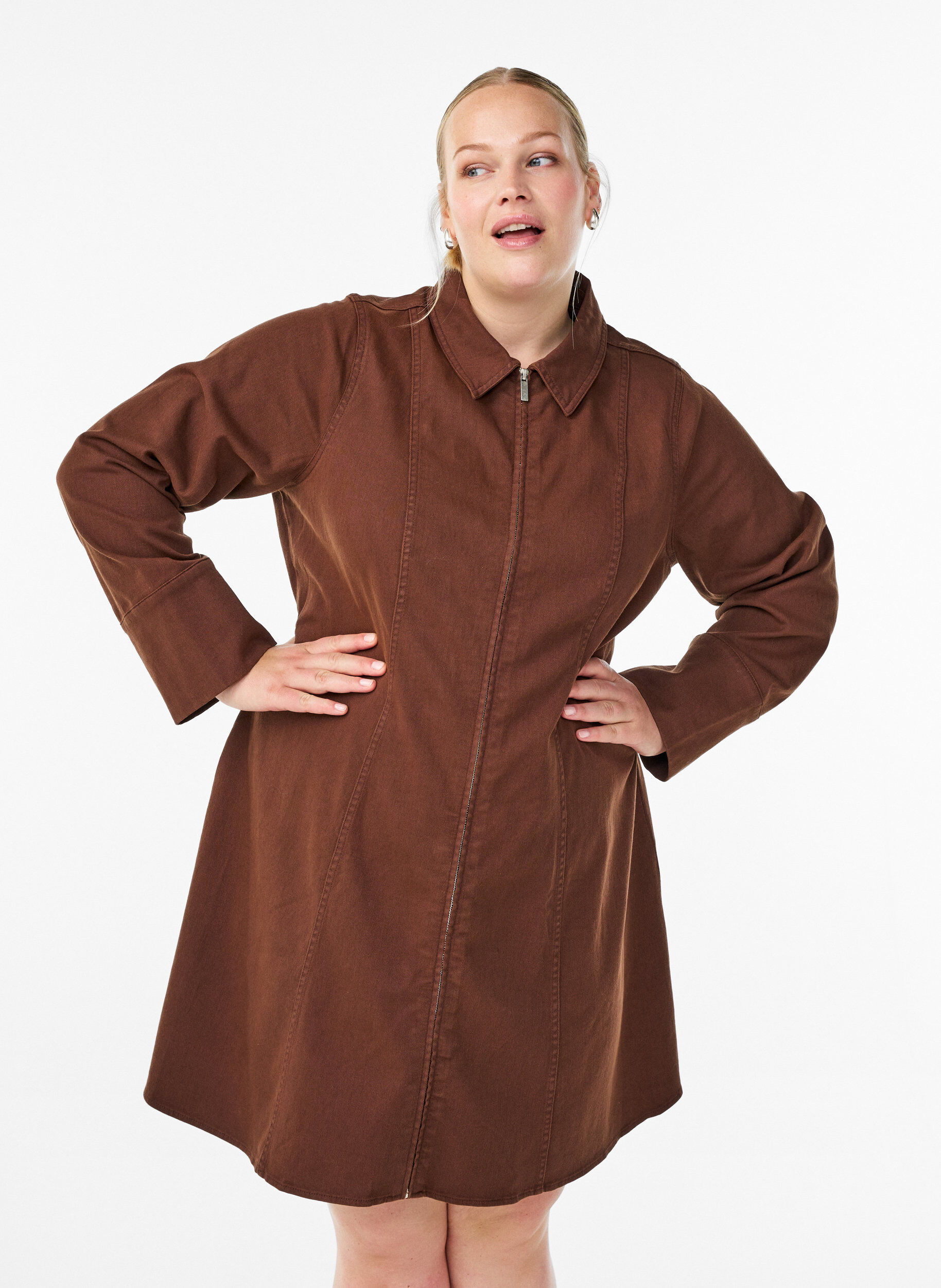 Short twill dress with zipper, Brown, Model