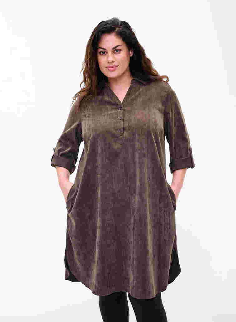 Velvet dress with 3/4-length sleeves and buttons, Java, Model