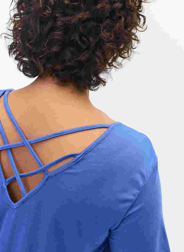 Short-sleeved viscose dress with back detail, Dazzling Blue, Model image number 2