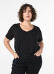 Solid coloured basic t-shirt in cotton, Black, Model image number 0