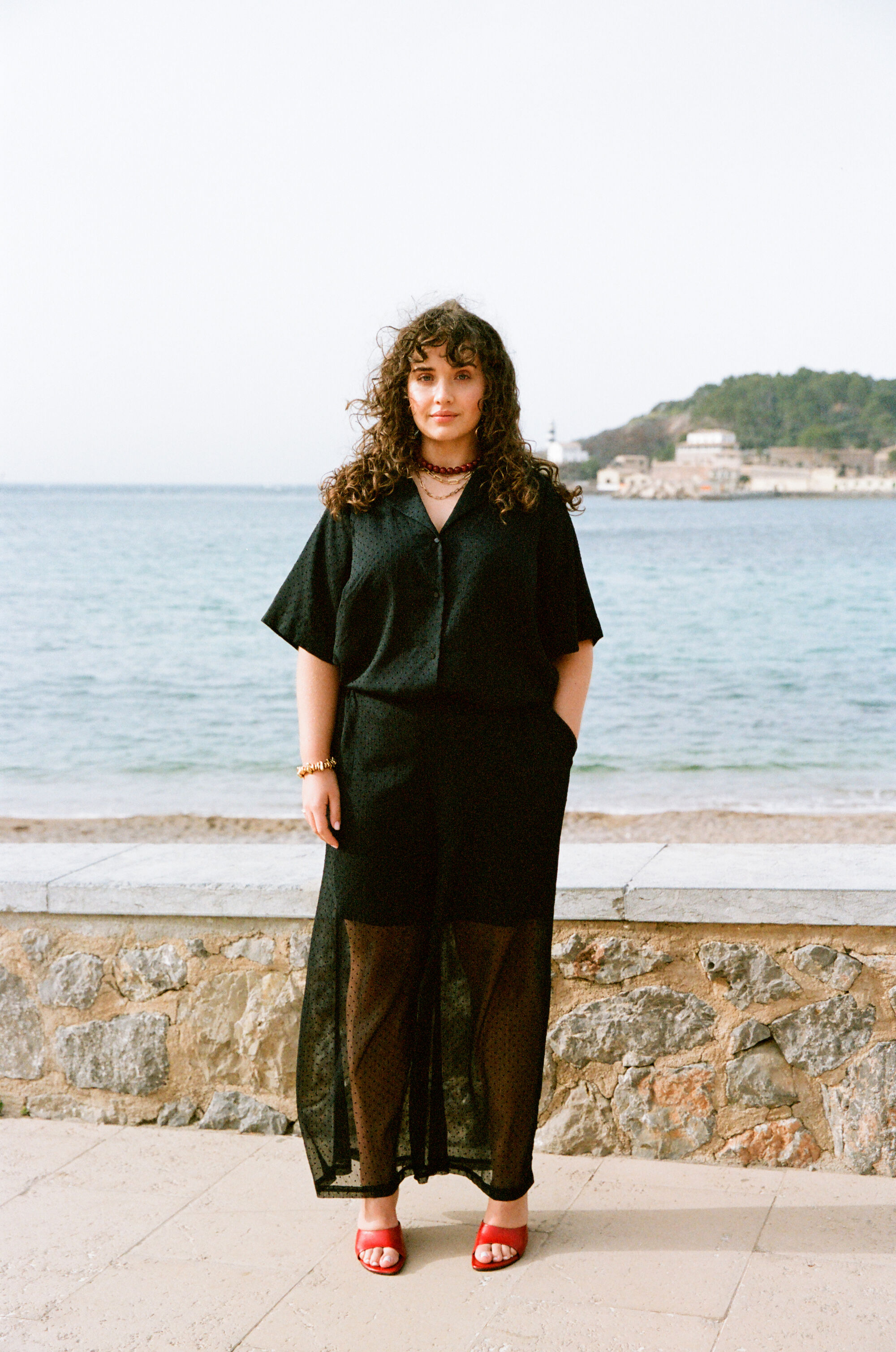 ZizzifashionElegant black with red accents, , Model