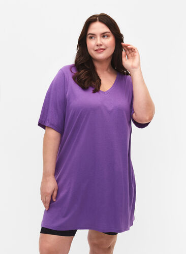 Single colour oversized t-shirt with v-neck, Deep Lavender, Model image number 0