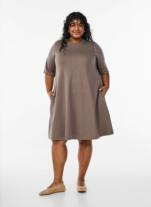 Knee-length jersey dress with pockets and A-line shape - Brown - Sz. 40-64 - Zizzifashion Knee-length jersey dress with pockets and A-line shape - Brown - Sz. 40-64 - Zizzifashion