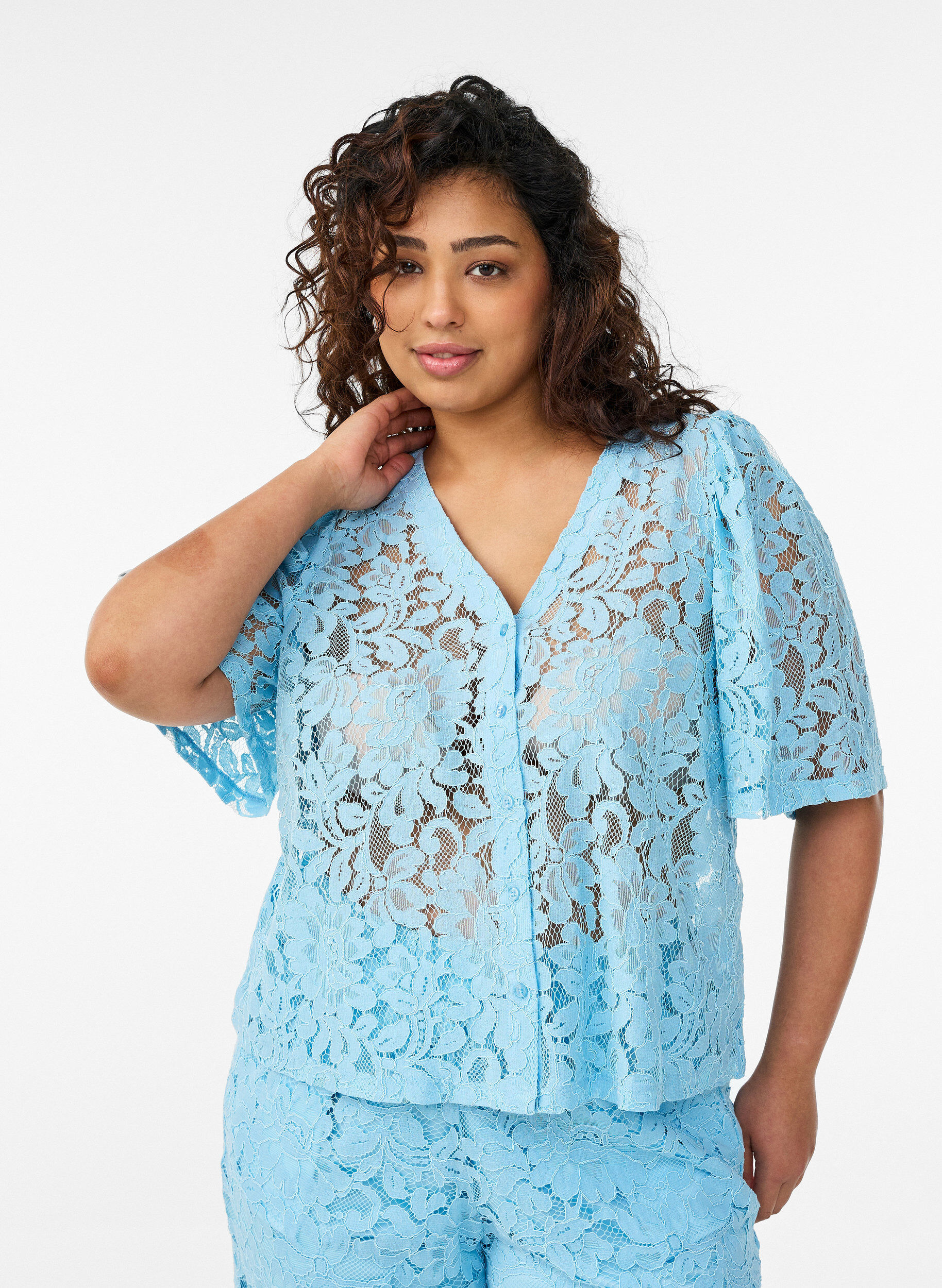 Short-sleeved lace blouse with V-neck, Blue, Model