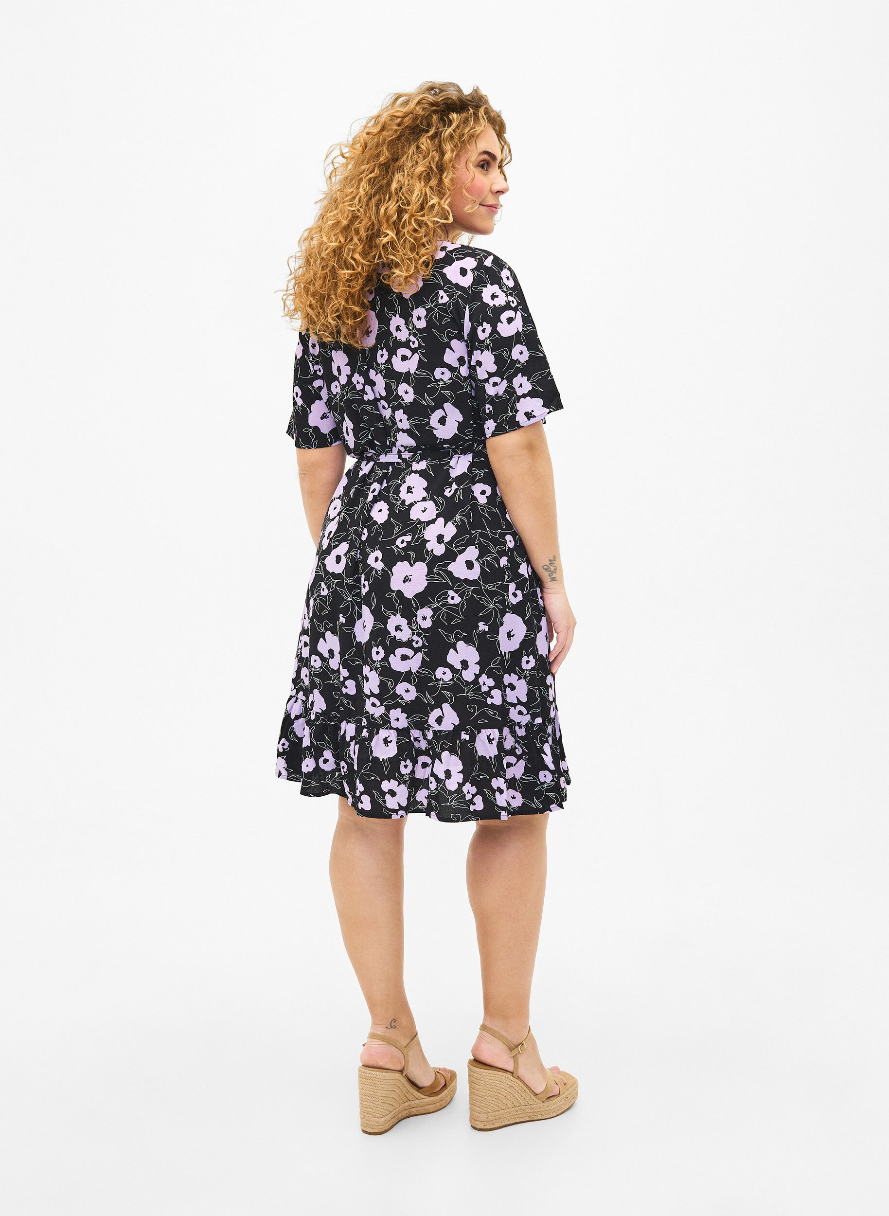 Zizzifashion Floral wrap dress with short sleeves, Black, Model image number 2
