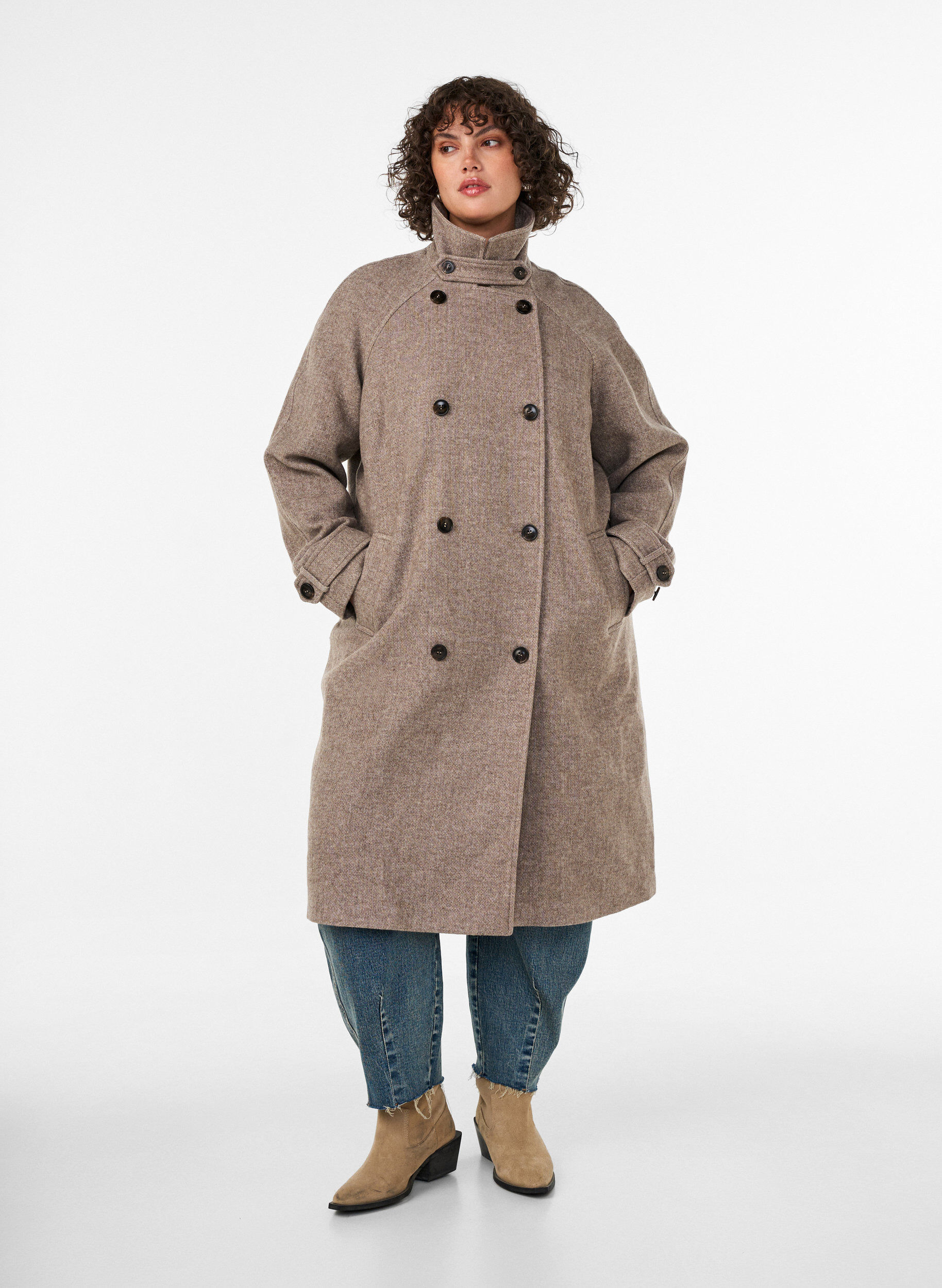 Long wool coat with a high collar and double-breasted design, Brown, Model