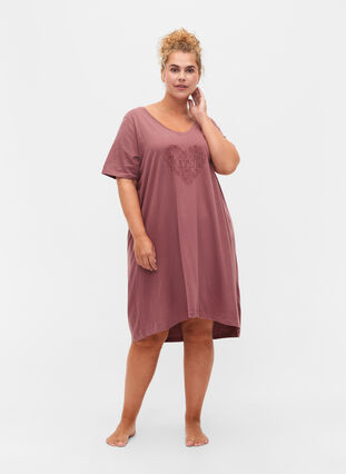Cotton nightdress with print, Rose Brown w. Heart, Model image number 2
