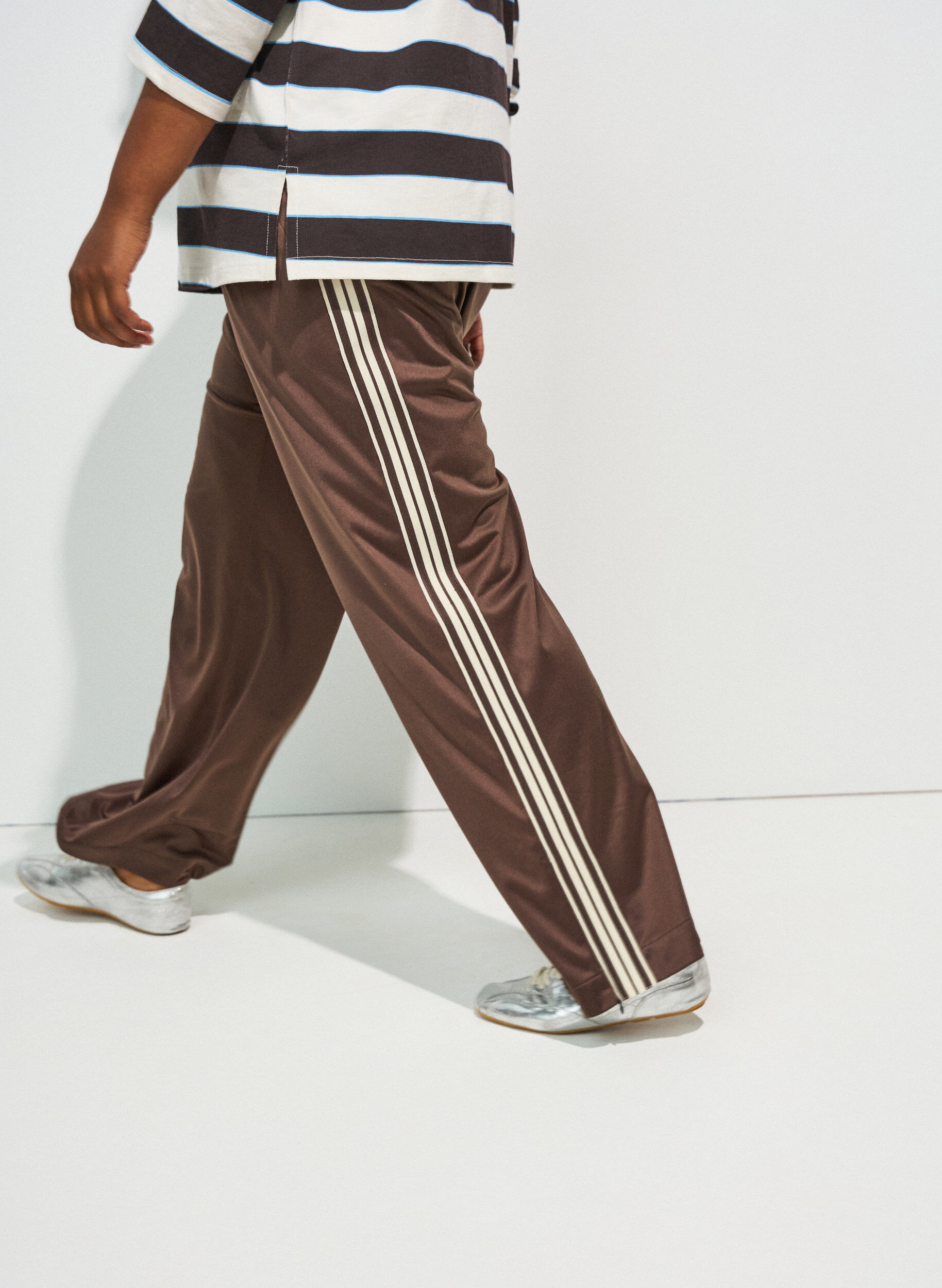ZizzifashionTrack pants with side stripes and pockets, Brown, Model image number 0