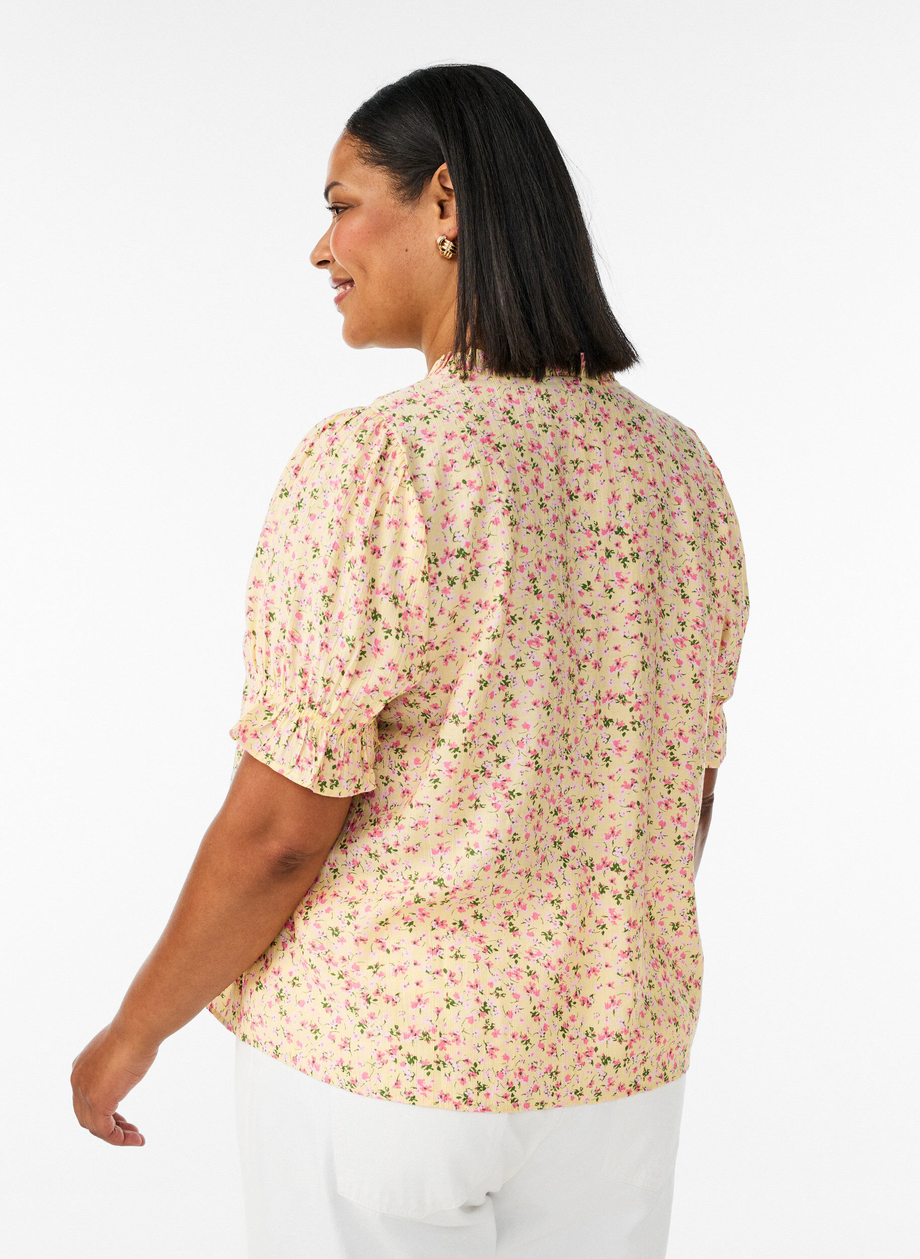 ZizzifashionFloral viscose blouse with short sleeves and a ruffle collar, Yellow, Model image number 2