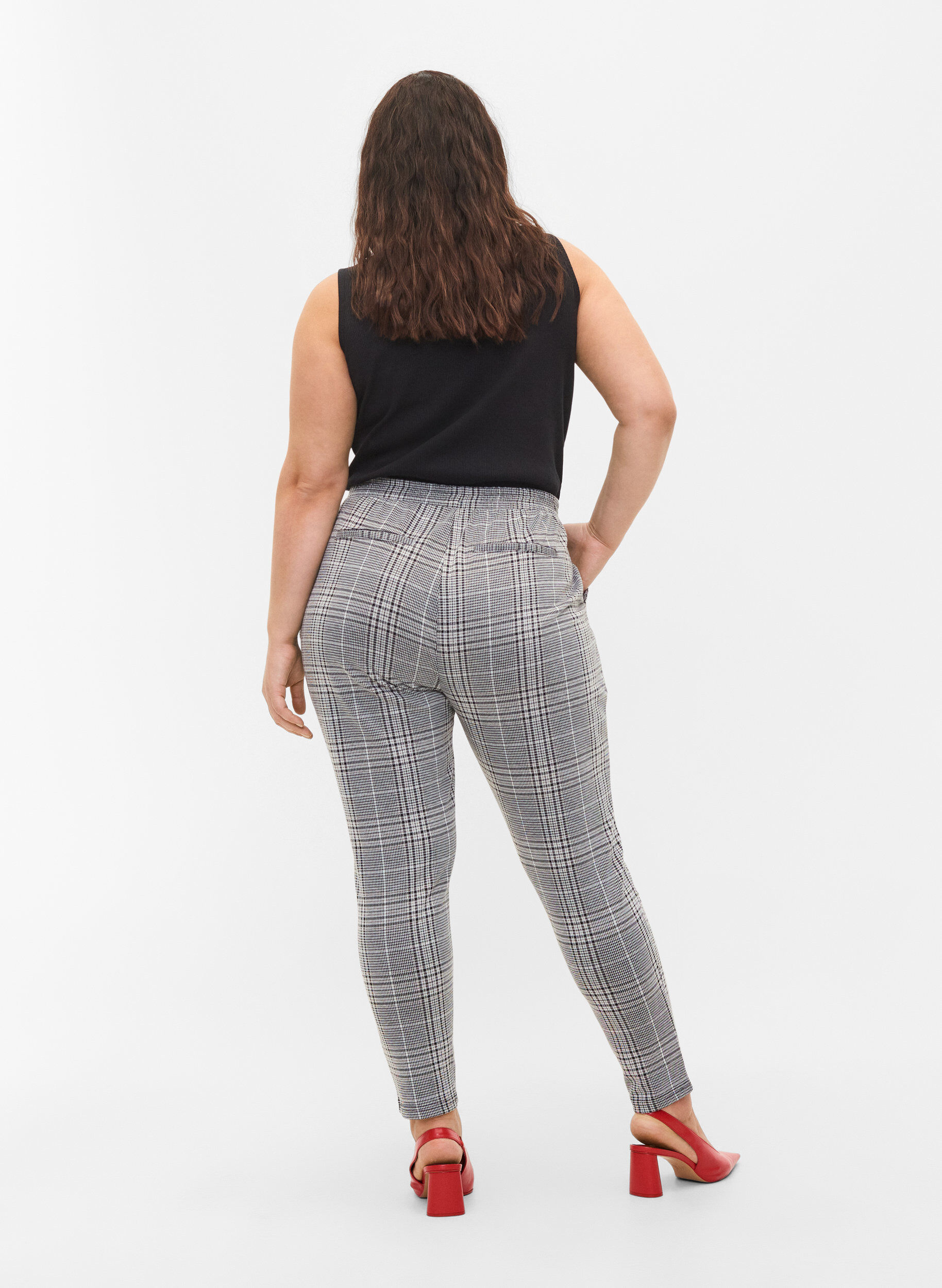 Zizzifashion Cropped Maddison trousers with checkered pattern, Black Check, Model image number 1