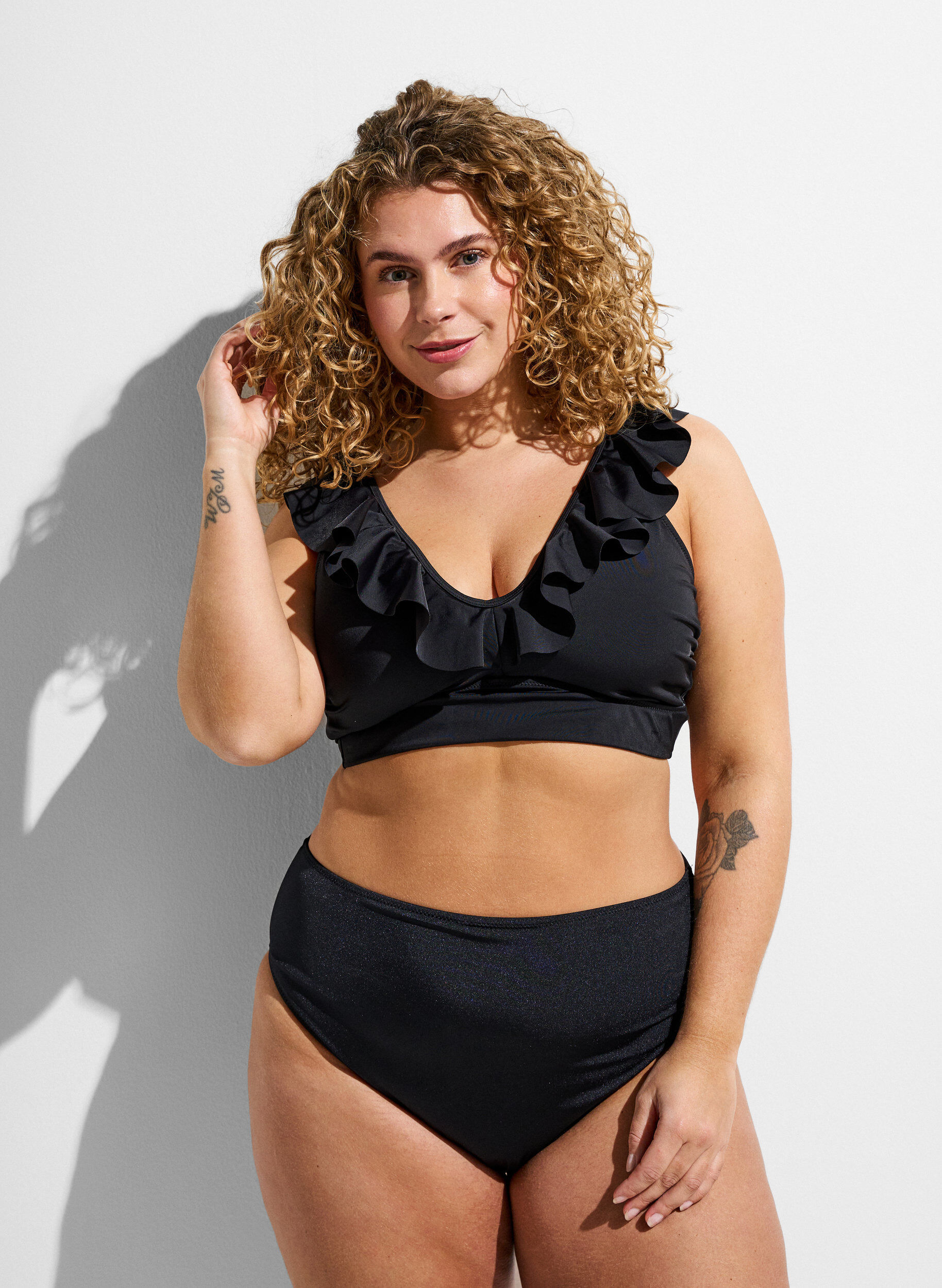 Zizzifashion Bikini top with ruffle details, Black, Model image number 1