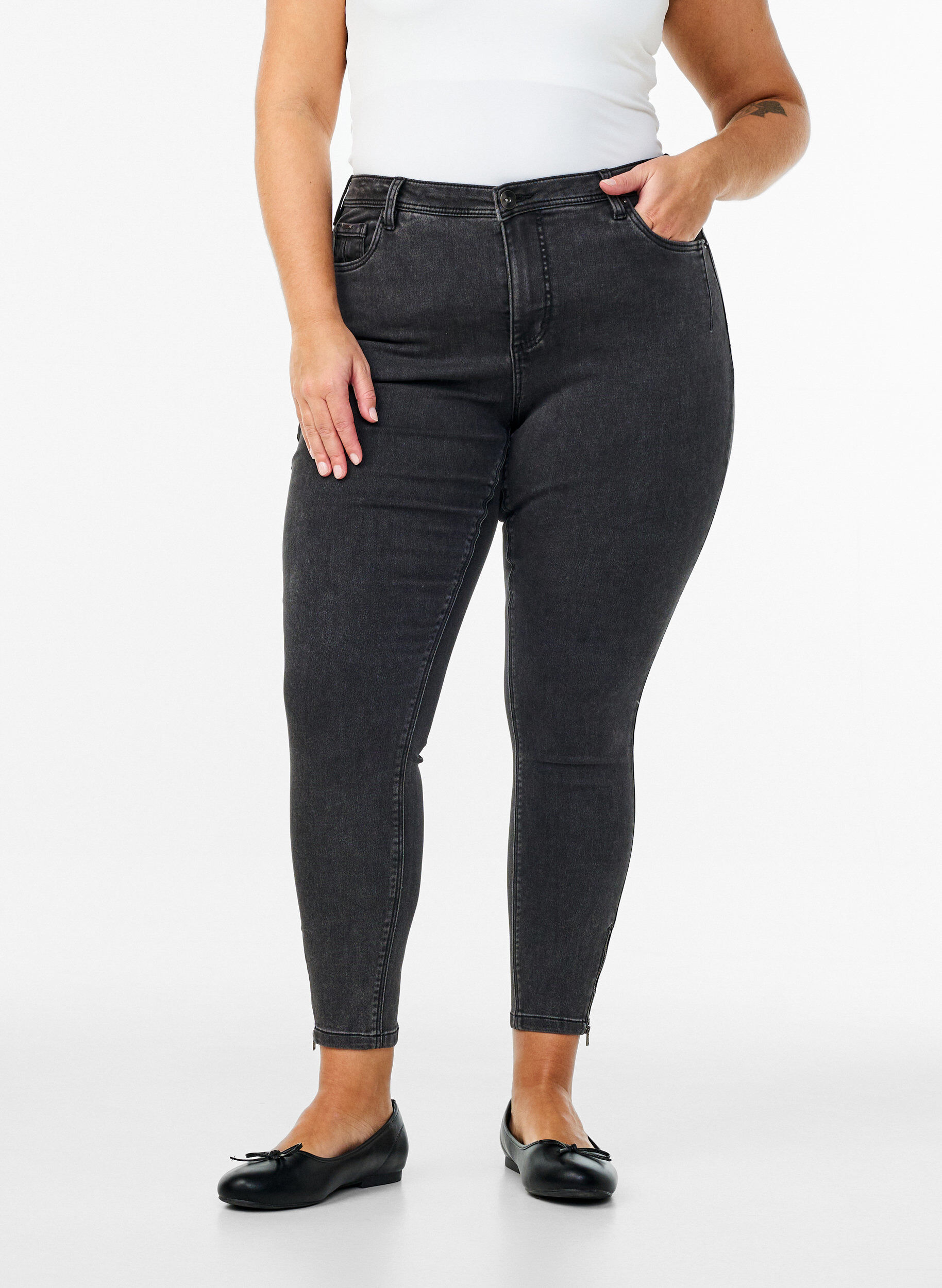 ZizzifashionCropped Amy jeans with a zip, Grey, Model image number 3