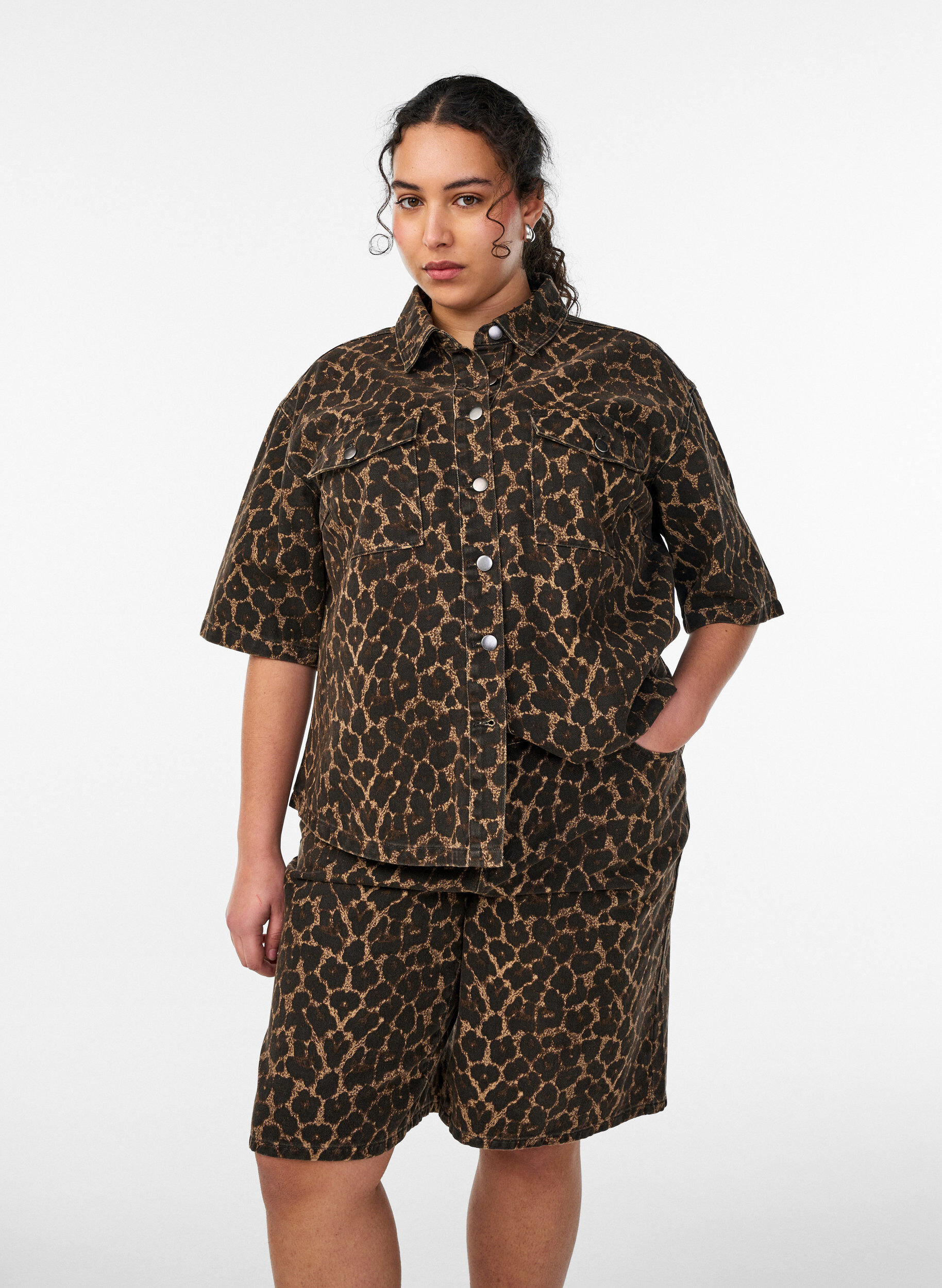 Leopard print denim Bermuda shorts, Brown, Model