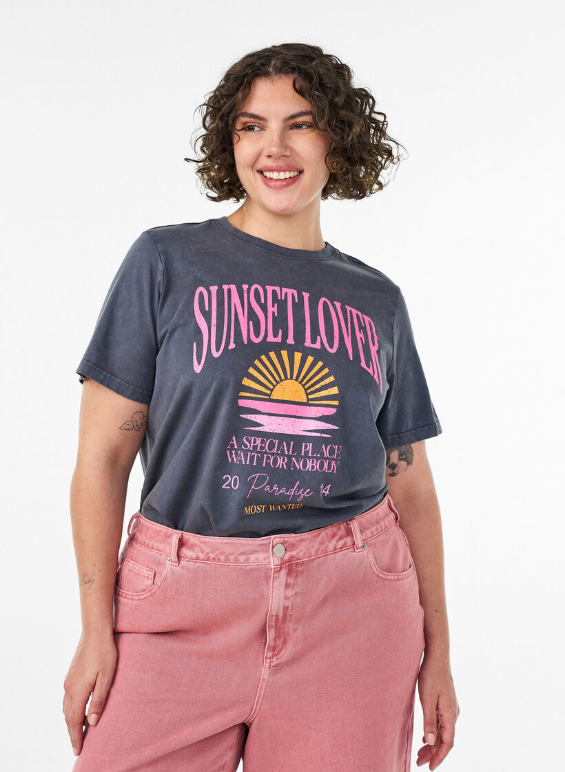 Cotton T-shirt with front print and a washed look, Grey, Model image number 0