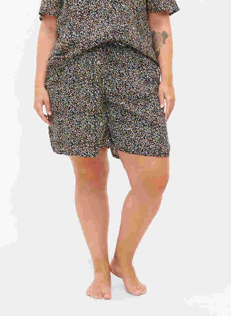 Printed viscose shorts, Black Flower AOP, Model image number 2