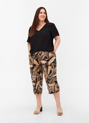 Cropped viscose trousers with print, Leaf AOP, Model image number 0