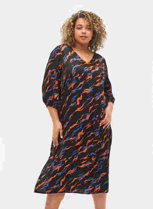 Printed midi dress with 3/4-length sleeves in viscose, Black Tiger AOP, Model
