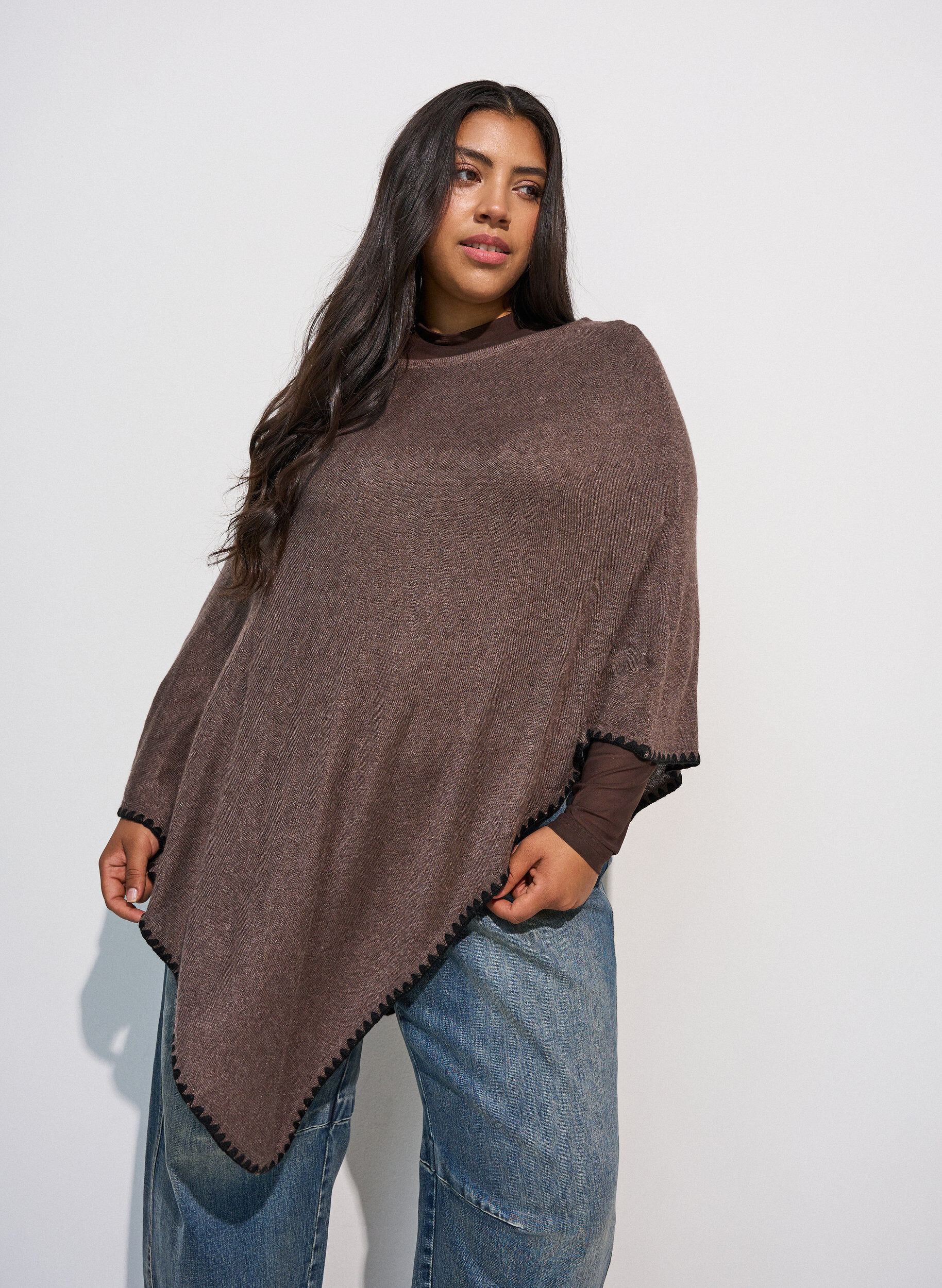 Fine-knit poncho, Brown, Model