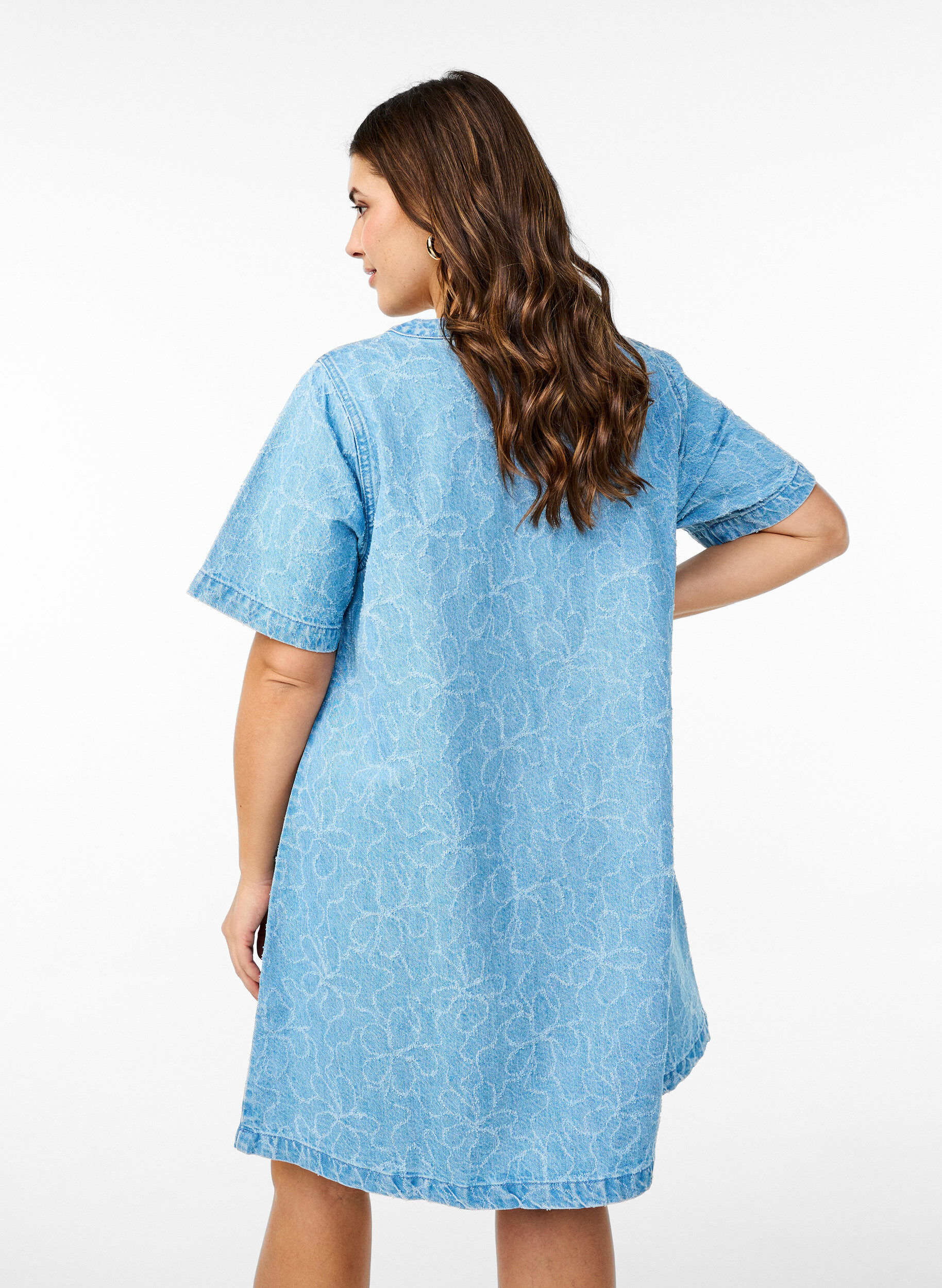 Zizzifashion Short denim dress with an A-line cut and floral pattern, Light Blue, Model image number 2