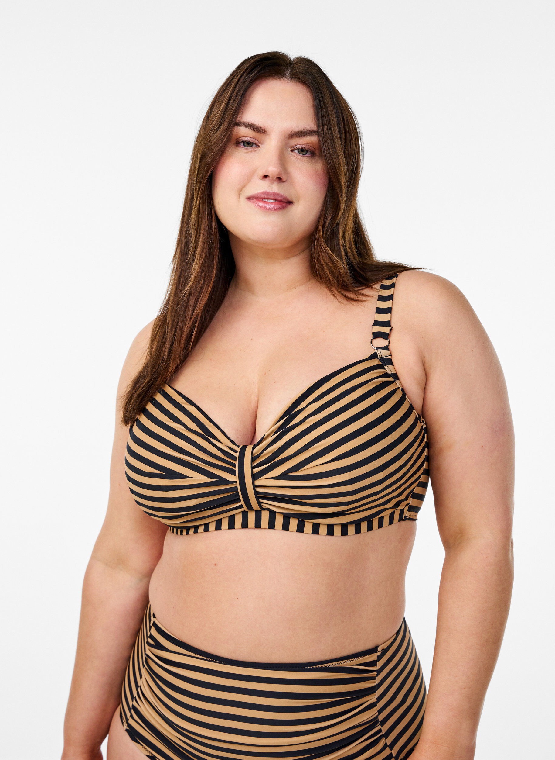 Bikini top with underwire and pattern, Brown, Model