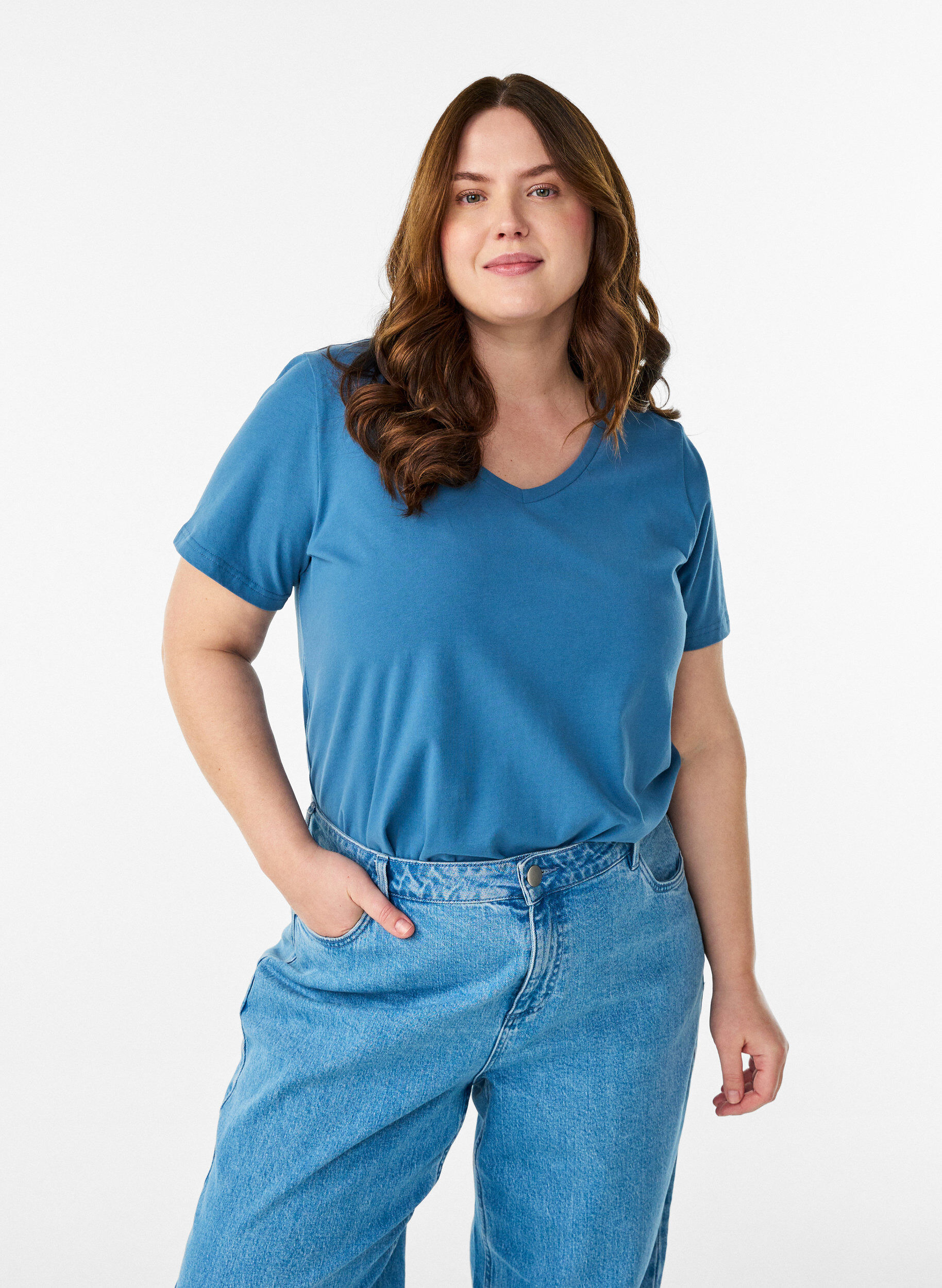 Solid coloured basic t-shirt in cotton, Grey, Model