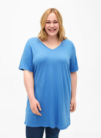 Single colour oversized t-shirt with v-neck, Marina, Model