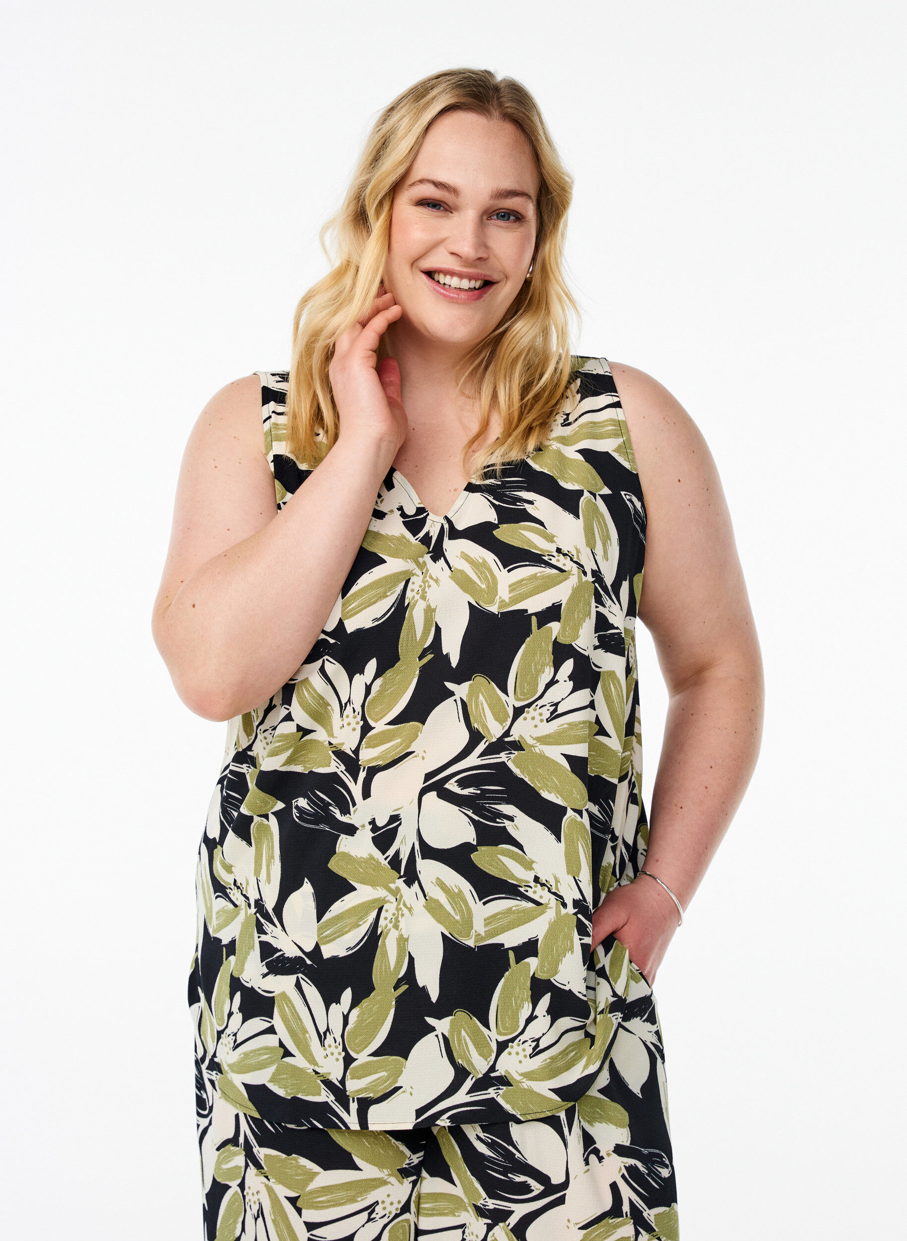 Printed top with v-neck, Black, Model