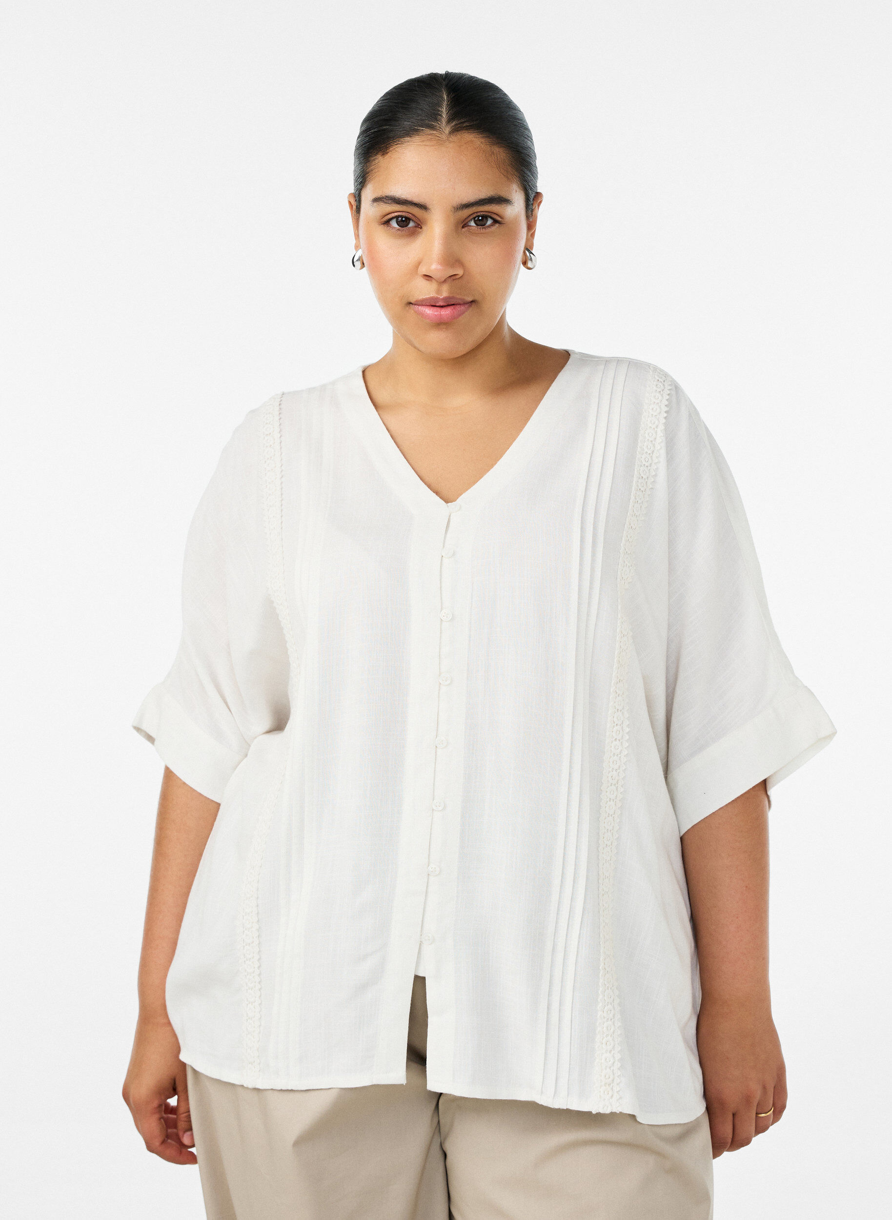 Viscose blouse with crochet trim and buttons, Vanilla, Model