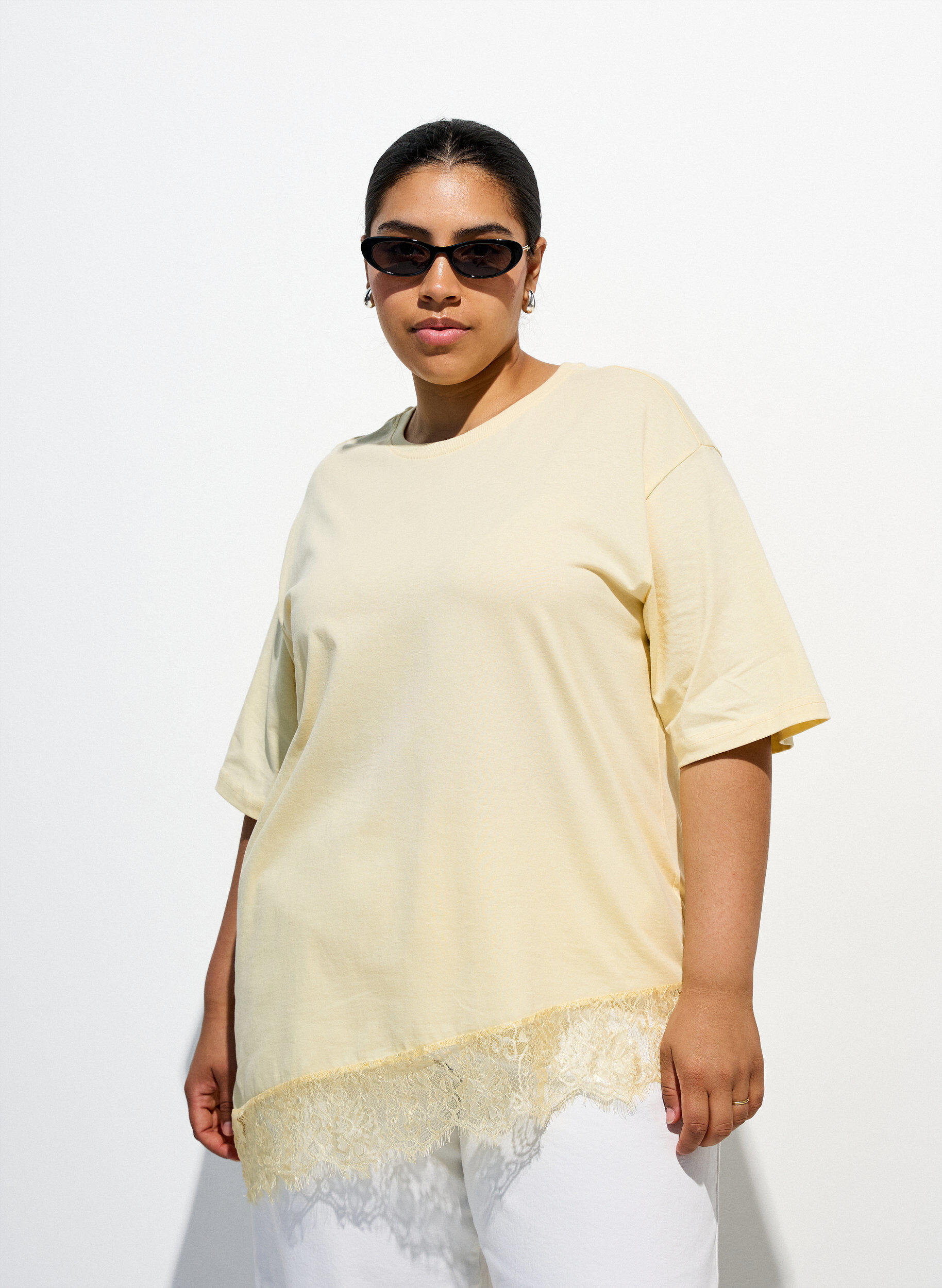 T-shirt with asymmetric lace hem