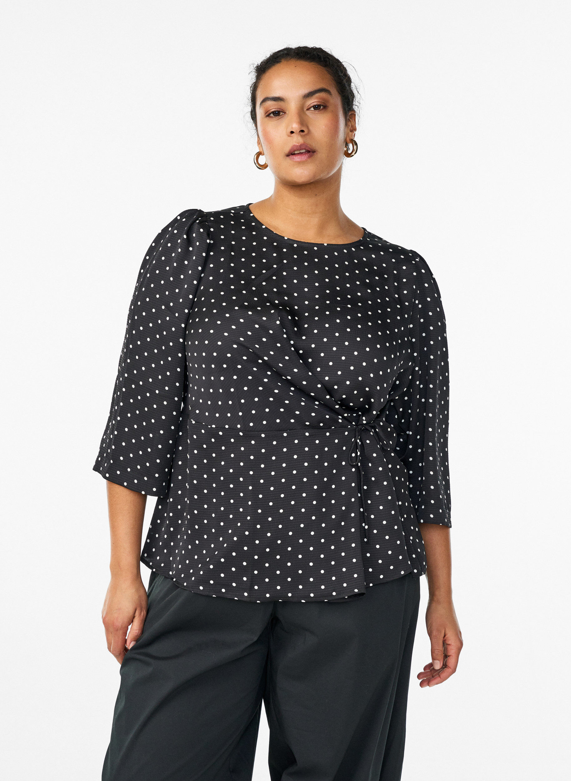 Polka dot blouse with tie-fastening and 3/4-sleeves, Black, Model