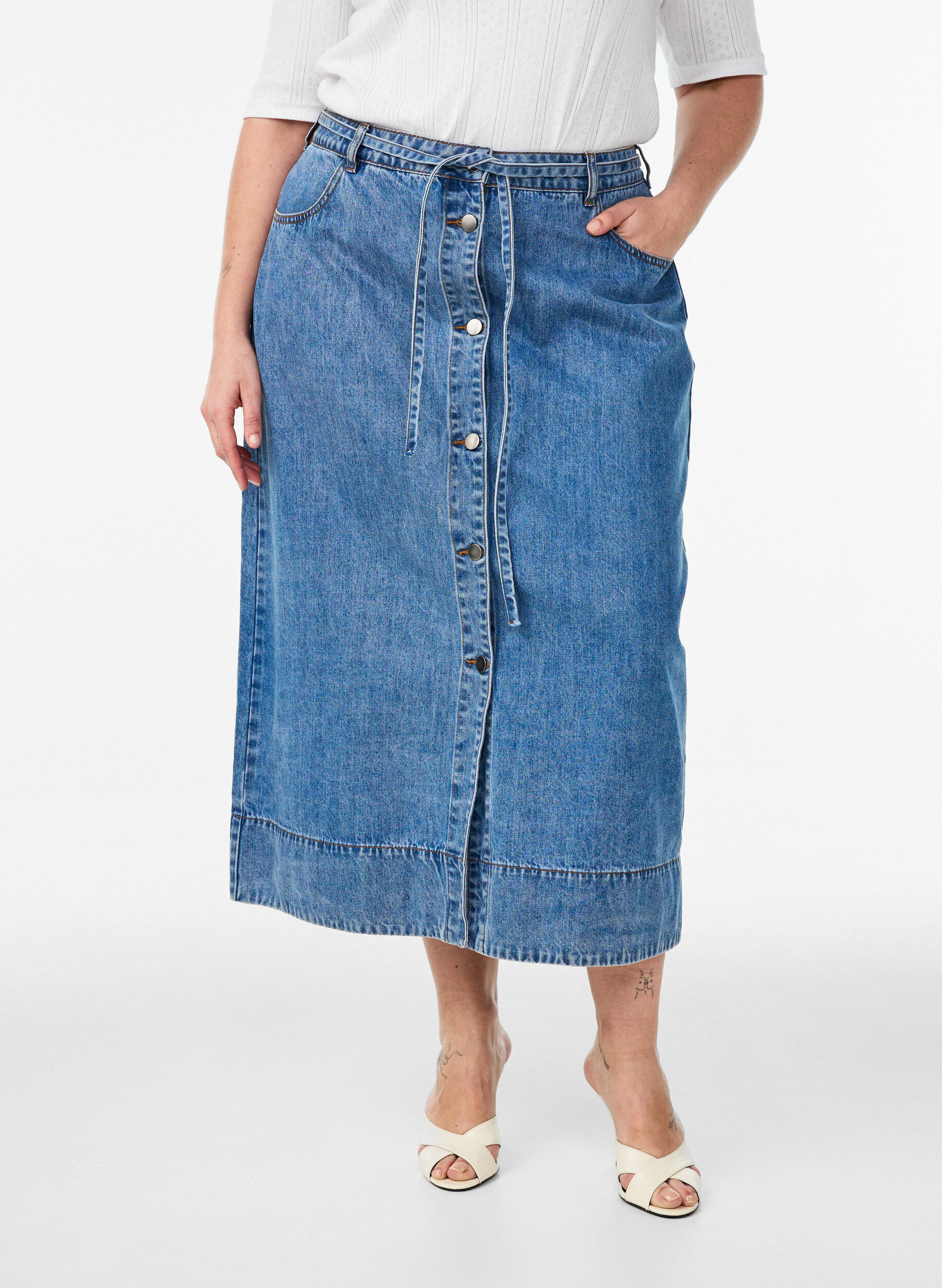 Zizzifashion Long denim skirt with buttons and tie-belt, Blue, Model image number 2