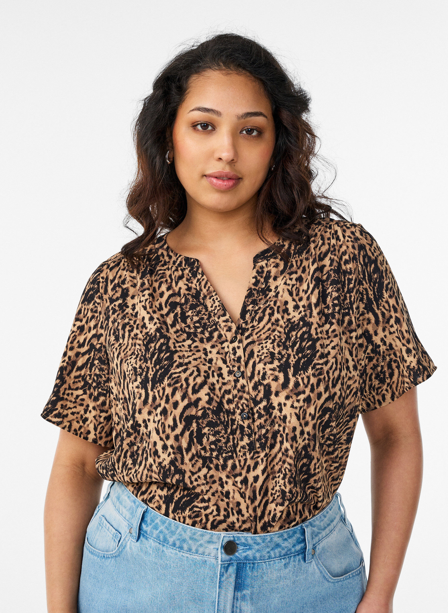 Blouse with short sleeves and v-neck, Brown, Model