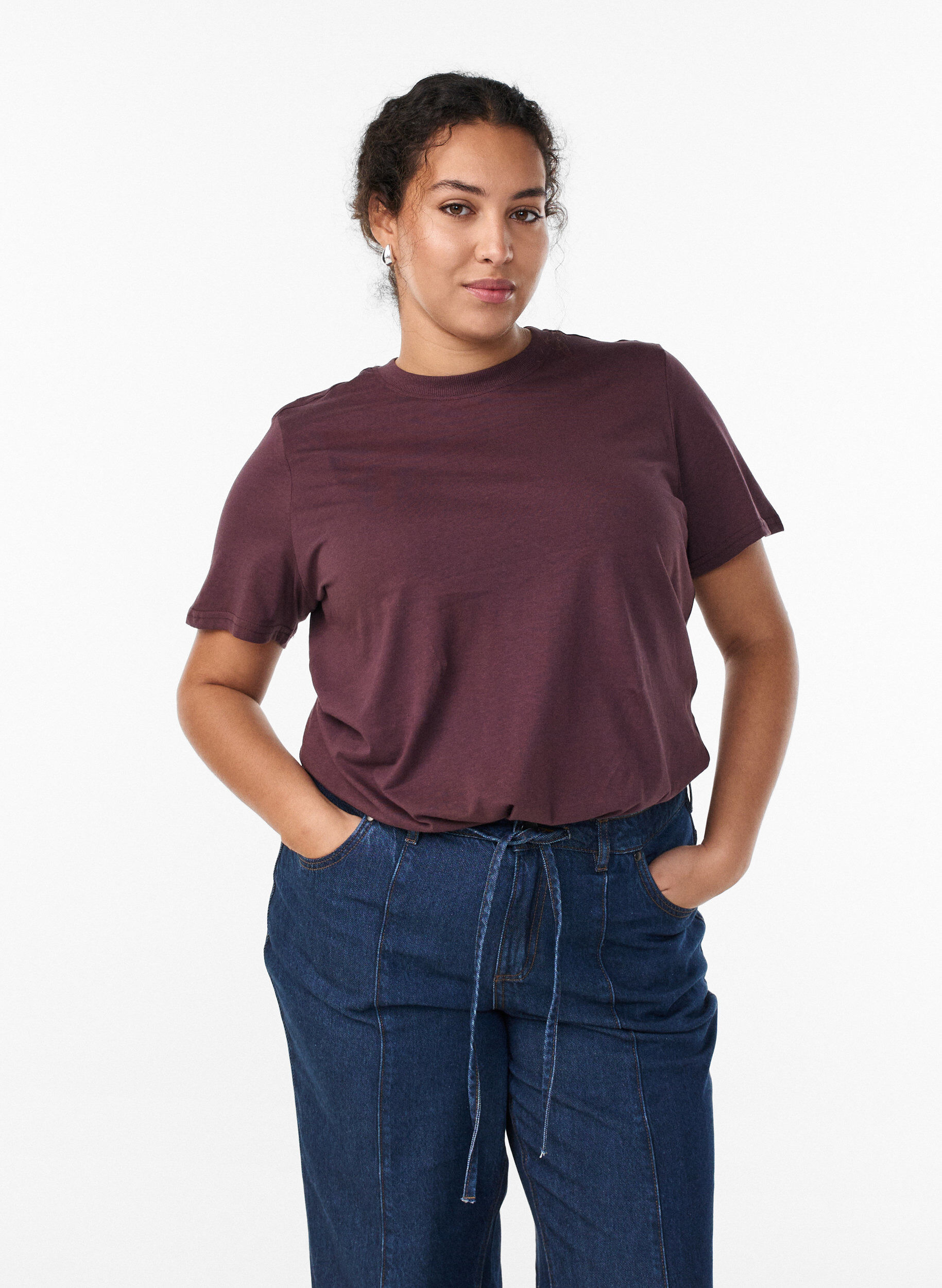 Basic cotton T-shirt with round neck, Dark Bordeaux, Model