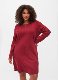 Cotton nightdress with long sleeves, Cabernet, Model
