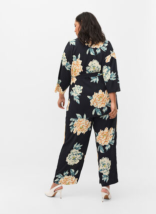 Loose-fitting viscose trousers in floral print, Roses on Navy, Model image number 1