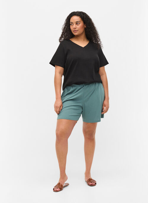 Shorts in ribbed fabric with pockets