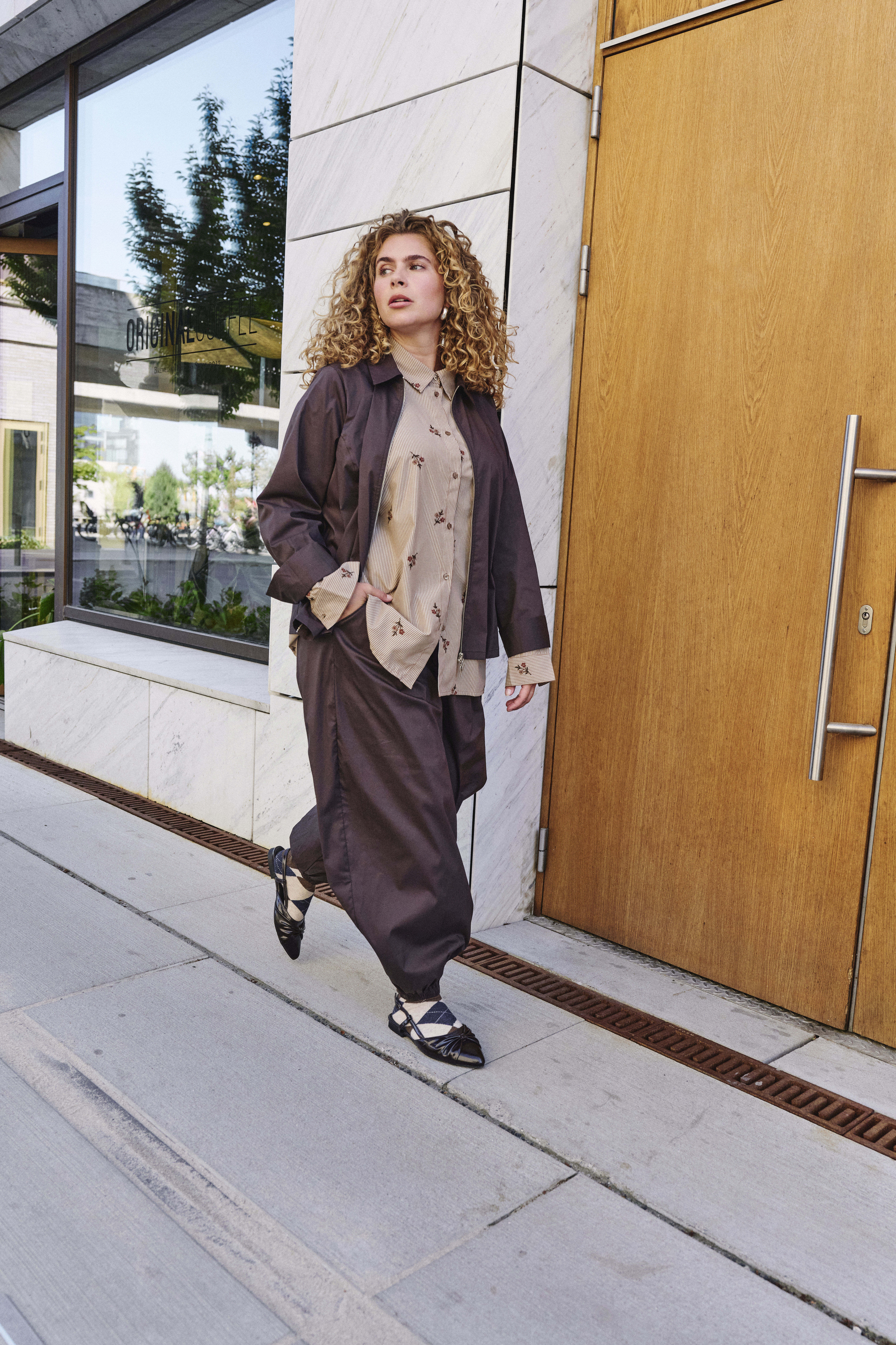 Relaxed elegance in earth tones, , Model