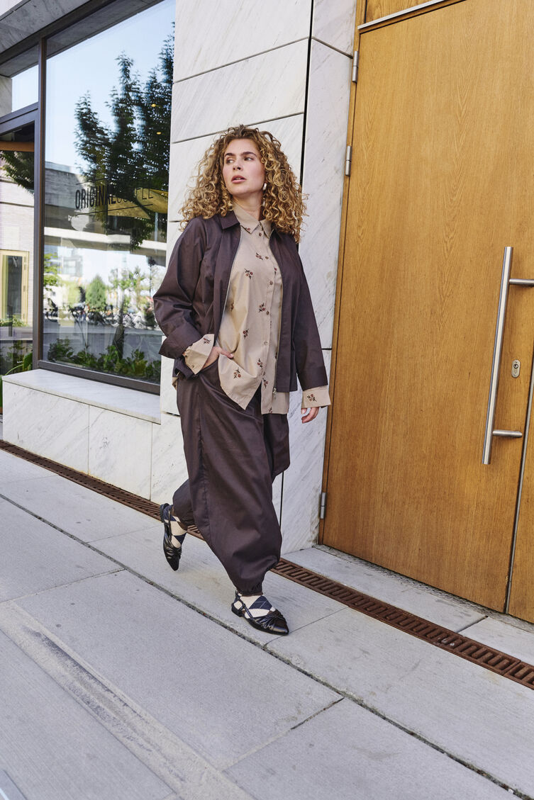 Relaxed elegance in earth tones, , Model