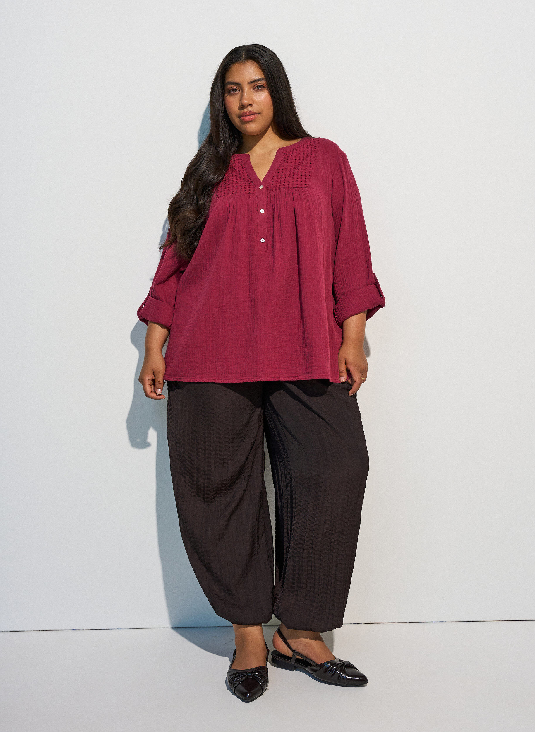 ZizzifashionBlouse in cotton muslin with broderie anglaise, Red, Model image number 1