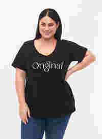 Cotton t-shirt with text print and v-neck, Black ORI, Model