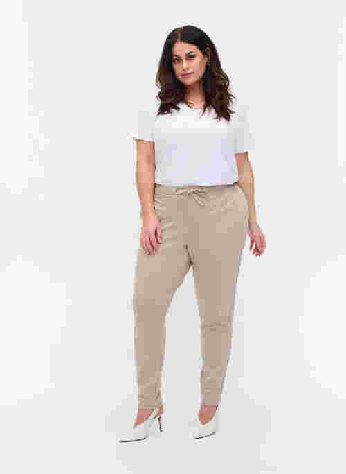 Trousers with pockets and drawstring