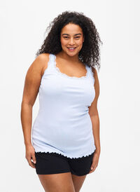 Top with lace trim, Heather, Model