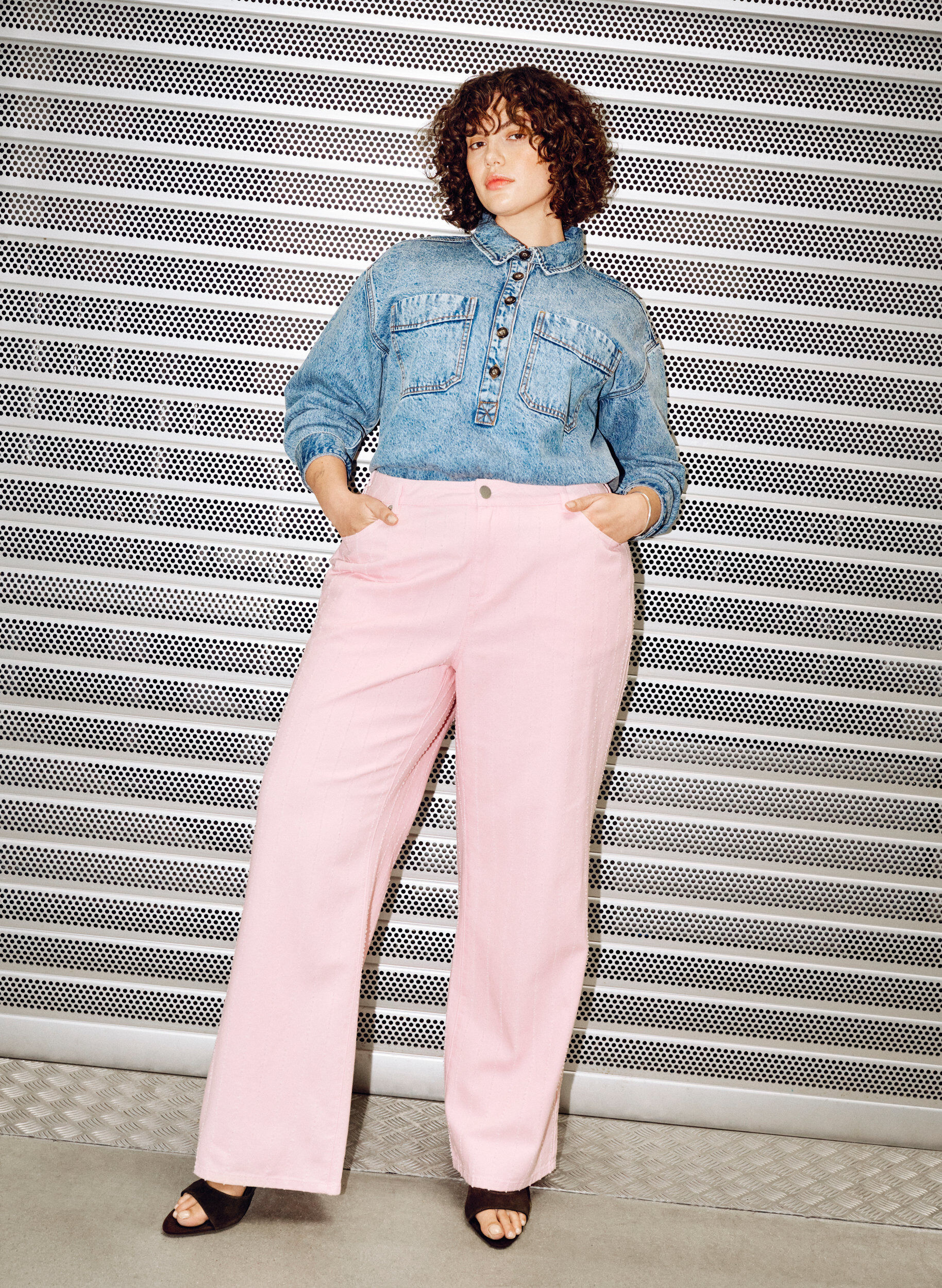 Myra jeans in coloured denim with wide fit and textured pattern