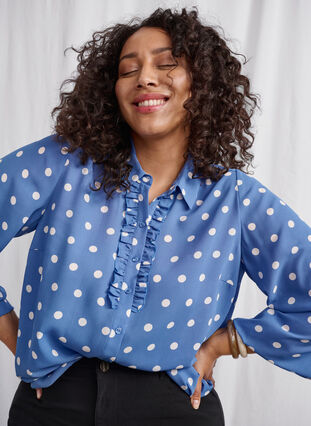 Dotted shirt with ruffles - Blue - Sz. 40-64 - Zizzifashion Dotted shirt with ruffles - Blue - Sz. 40-64 - Zizzifashion