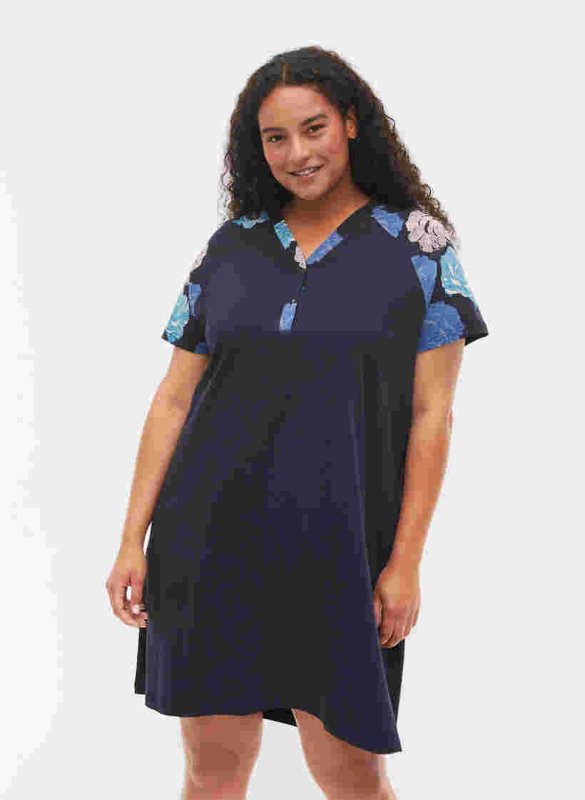 Short sleeve cotton nightdress with print details, Blue Flower, Model