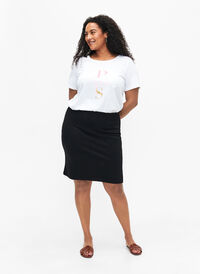 Tight-fitting viscose skirt with slit, Black, Model