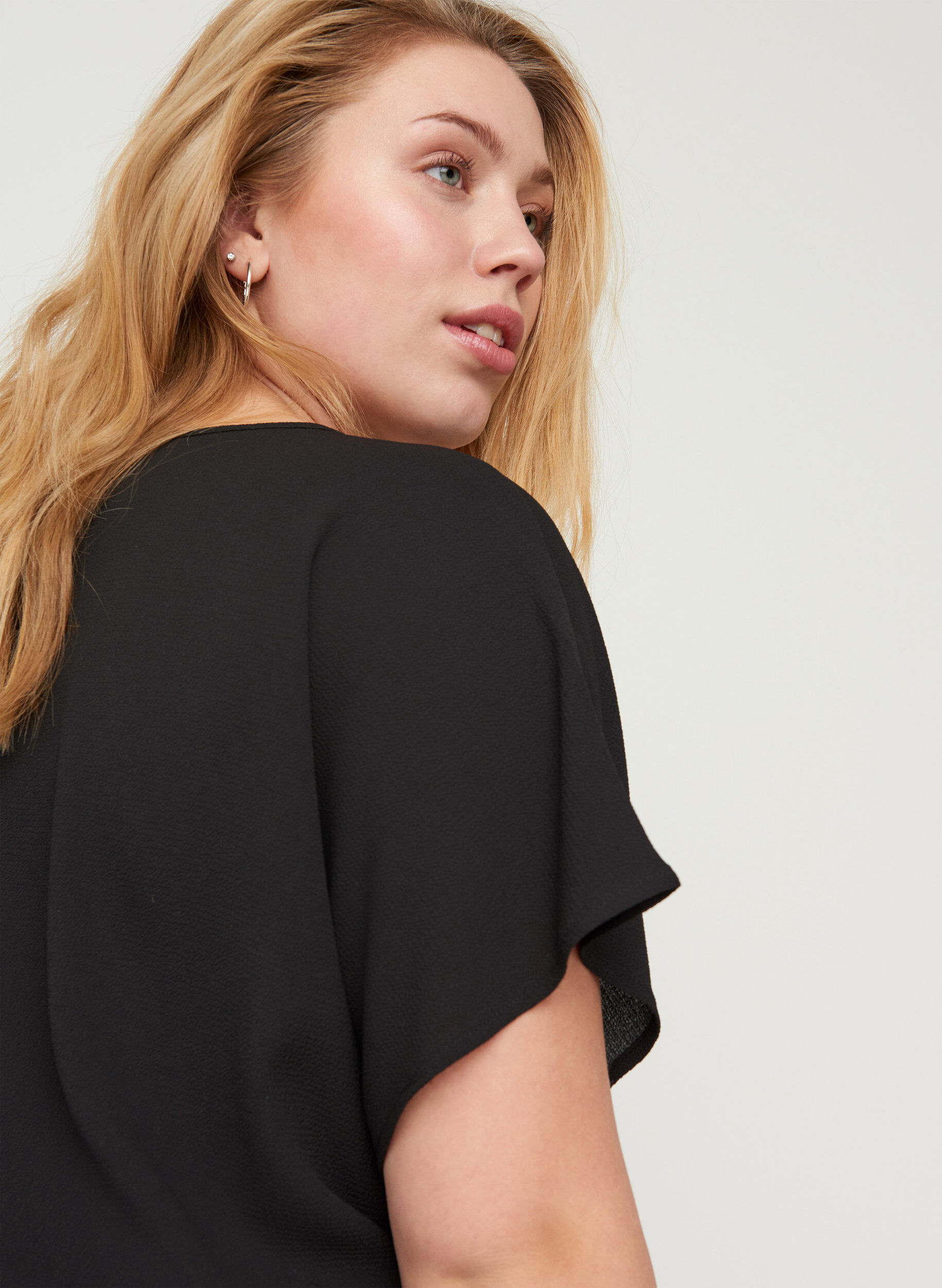 ZizzifashionBlouse with short sleeves and a round neckline, Black, Model image number 3