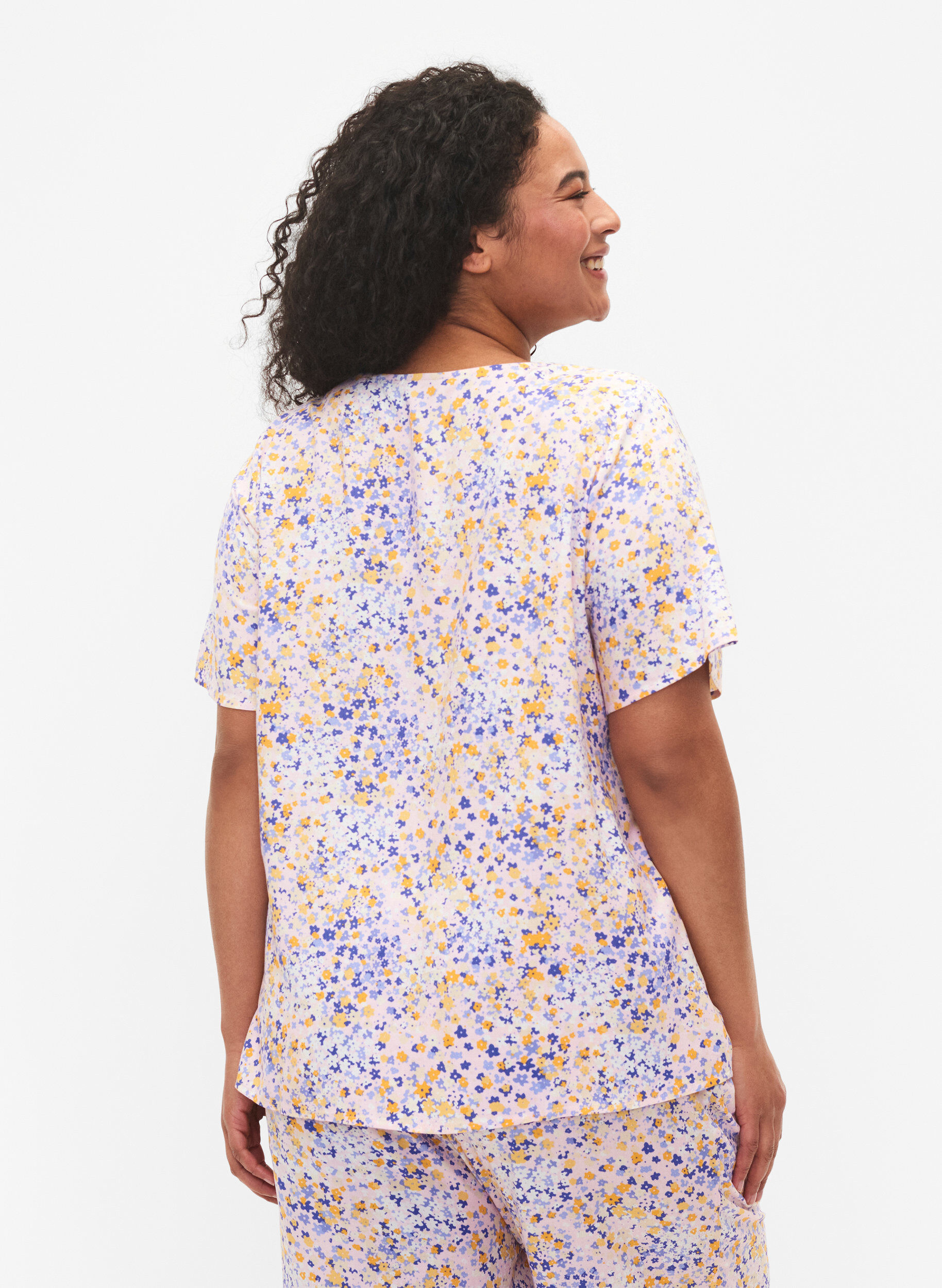 Zizzifashion Printed pyjama top in viscose, Red, Model image number 2