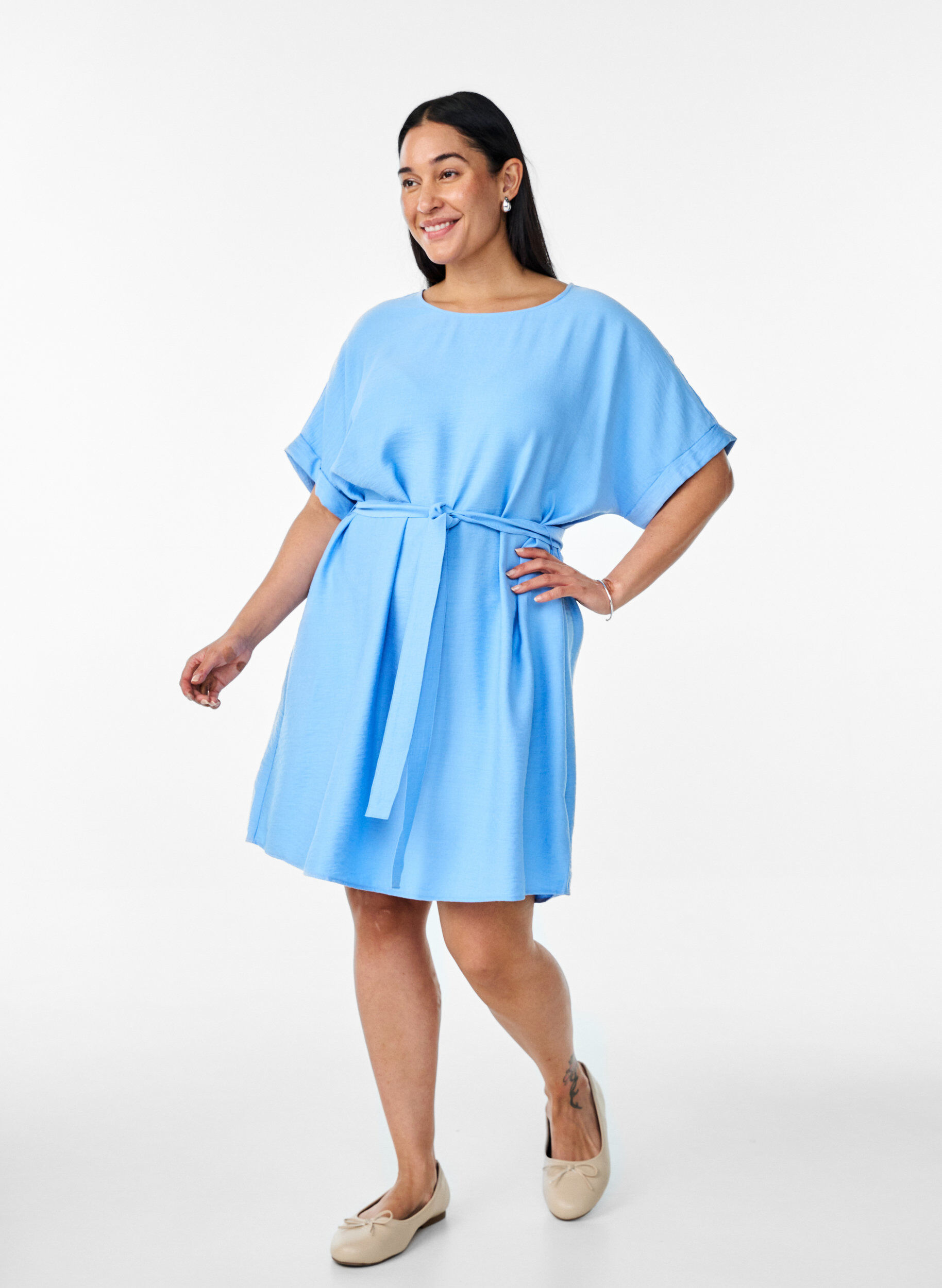 Zizzifashion Short dress with loose fit and tie belt, Light Blue, Model image number 1