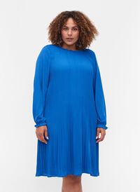 Long-sleeved plissé dress with ruffles, Dazzling Blue, Model